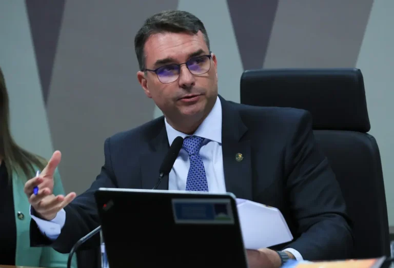 Flávio Bolsonaro lidera rejeição contra Lula em cenário de 2º turno, aponta Datafolha; governadores mostram mais força