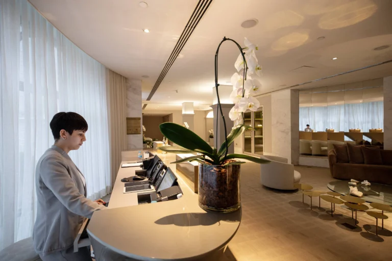 Copacabana Palace e Hotéis de Luxo Adotam Escala 5×2: Revolução na Jornada de Trabalho Impacta Setor Hoteleiro de Prestígio