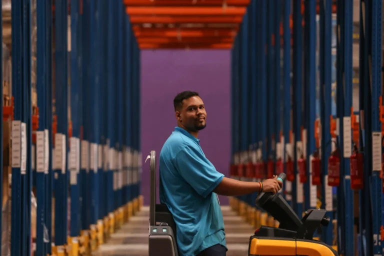 Varejo Pede Socorro: Escassez de Pessoal Leva Redes a Ampliar Salários, Mudar Escalas e Conceder Folgas aos Domingos